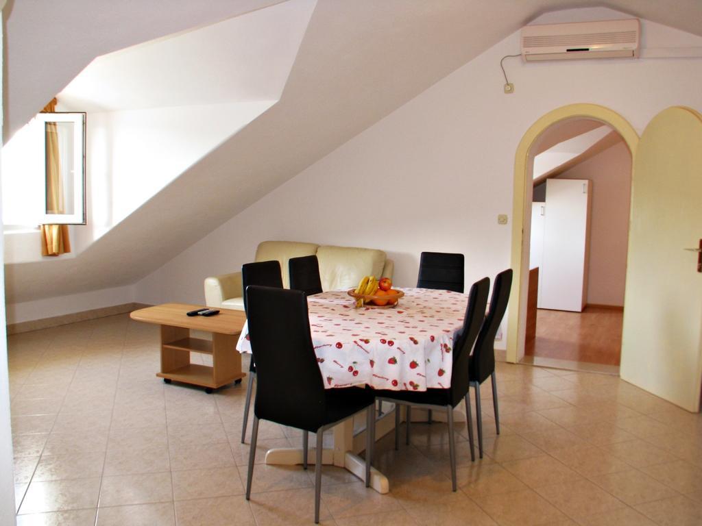 Apartment Martinic Pucisca Pokoj fotografie